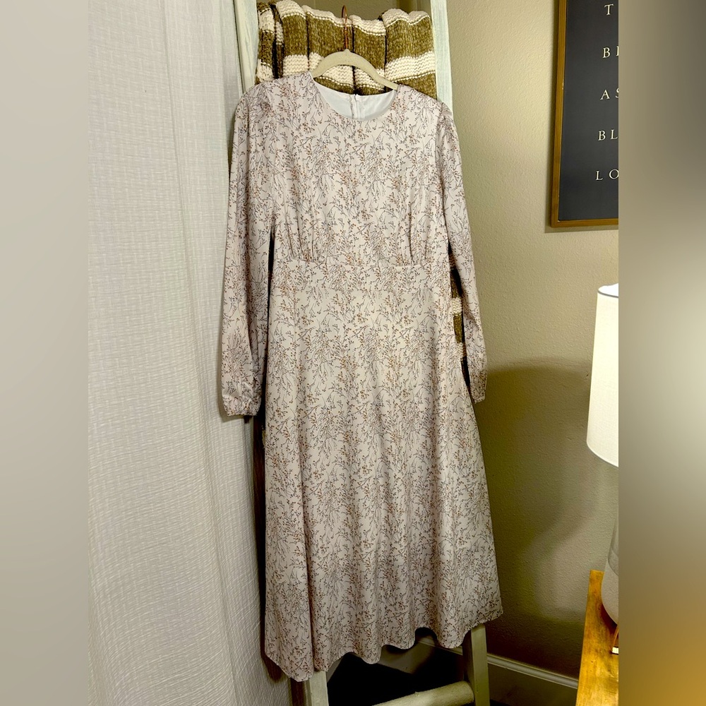 SHEIN Beautiful cream flowered dress. Size Large.